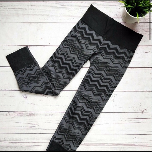 lululemon athletica Pants - Lululemon grey chevron ebb to street 6 mint READ